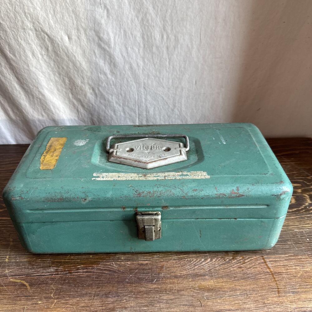 Vintage 1950s Victor Fishing 13” Green Metal Tackle Box, Atco Lititz, PA.